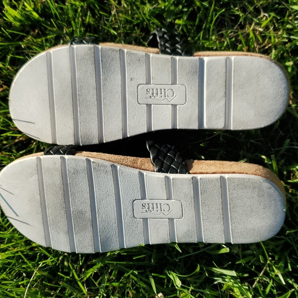 Slip-on Black Sandals with Memory Foam Cushioning - Picture 2 of 4